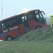 patru morti si 27 de raniti in franta dupa ce un autocar cu turisti a derapat din cauza poleiului