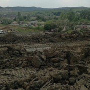 sase gospodarii din judetul valcea evacuate in urma unei alunecari de teren pompierii au mai intervenit in capitala si in alte patru judete