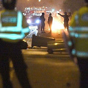 sase politisti au fost raniti in urma protestelor violente din estul londrei