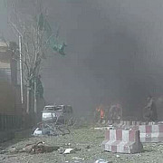 explozie puternica la kabul in cartierul palatului prezidential si ambasadelor cel putin 49 de morti si peste 300 de raniti