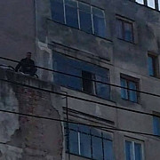 un barbat a amenintat ca se arunca de pe blocul 7 etaje a coborat dupa aproximativ sase ore