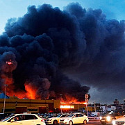 incendiu puternic la un centru comercial din sud-vestul moscovei 3000 de persoane au fost evacuate