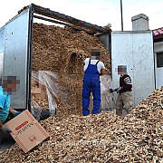 aproape 250000 de pachete cu tigari din ucraina descoperite intr-un tir la vama halmeu