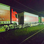 ministerul transporturilor un tren-proba a circulat pe relatia terminal curtici - simeria - petrosani - craiova incarcat cu 8 camioane intreaga distanta parcursa in 12 ore