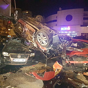 zece masini avariate de un autoturism condus de o femeie care apoi s-a rasturnat peste alte doua vehicule