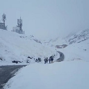 turisti salvati de jandarmi din muntii bucegi dupa ce s-au ratacit si li s-au blocat masinile in zapada