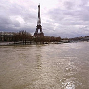paris sena s-a revarsat nivelul fluviului ar putea ajunge sambata la 62 metri