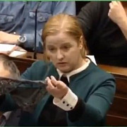 irlanda chiloti de dantela prezentanti in plenul parlamentului pentru a sublinia un caz de presupus viol care a revoltat opinia publica