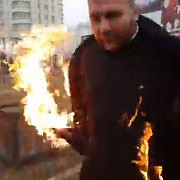 un preot si-a dat foc in fata catedralei mantuirii neamului chiar in timpul slujbei de sfintire