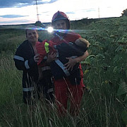 doi copii luati de viitura la filipestii de padure unul a fost salvat 300 de pompieri cauta al doilea copil