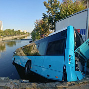 un autobuz stb a cazut in raul dambovita in urma unui accident rutier