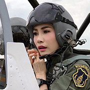 concubina regelui thailandei surprinsa pilotand un avion si tragand cu arma