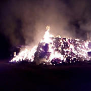 video incendiu violent la o ferma din baba ana au ars 100 tone de baloti din paie