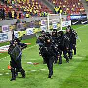 incidente la finalul meciului fcsb - dinamo sase persoane amendate si interzise pe stadion