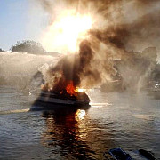 explozie puternica in portul tomis un iaht a fost cuprins de flacari