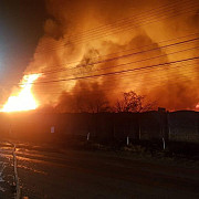 foto video incendiu puternic la o fabrica de saltele de la urlati 50 de persoane evacuate