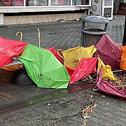 foto banii publici luati de apa la ploiesti umbrelele din pietonalul pnl smulse de furtuna tencuiala blocurilor afectata