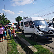 un microbuz implicat intr-un accident in prahova patru victime au ajuns la spital