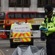 marea britanie un atacator a impuscat mortal cinci oameni intre care un copil de zece ani iar apoi s-a sinucis