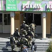 atac armat intr-o scoala din rusia in orasul kazan bilantul urca la 10 elevi si un profesor impuscati mortal totodata 16 persoane au fost spitalizate