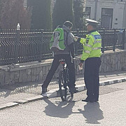 atentie reguli noi pentru depasirea bicicletelor si trotinetelor in trafic