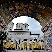 patriarhia romana recomanda evitarea sarutarii icoanelor din biserica
