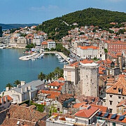 un oras din croatia isi vinde casele cu 60 de bani pentru a atrage noi locuitori ce conditii trebuie indeplinite