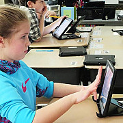 laptop sau tableta la cerere pentru elevii cu bursa de ajutor social
