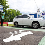 bmw instaleaza doua statii de incarcare pentru masini electrice la baneasa shopping city acces gratuit non-stop