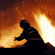 incendiu puternic la manesti in prahova ard 300 de baloti de baie si doua utilaje agricole