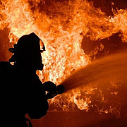 incendiu puternic la magurele in prahova trei locuinte au luat foc