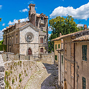orasele si satele din italia in care oamenii sunt platiti ca sa locuiasca trebuie indeplinita o singura conditie