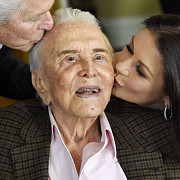 actorul kirk douglas a implinit 102 ani ce surpriza i-a pregatit familia