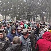 sute de mineri protesteaza luni dimineata in fata sediului complexului energetic hunedoara cei blocati in subteranul minei lupeni ameninta cu declansarea grevei foamei