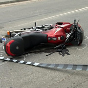accident la strejnicu motociclist proiectat intr-un gard