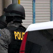 atac armat la paris in apropiere de champs-elysees un civil si un politist au fost raniti