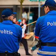 un politist francez a fost injunghiat in timpul arestarii a trei suspecte in cazul masinii cu butelii de gaz de la notre-dame