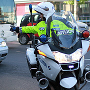 o femeie a nascut in masina personala in timp ce politistii o escortau sa ajunga mai repede la spital