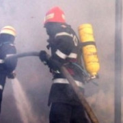 zeci de pompieri si voluntari pentru situatii de urgenta mobilizati pentru stingerea unui incendiu la un depozit din sovata