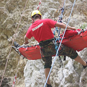 interventii ale salvamontistilor in muntii bucegi o echipa se indreapta spre o femeie care a cazut si s-a ranit grav