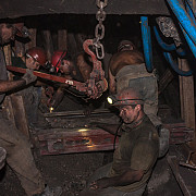 mina lupeni doi mineri care fusesera blocati in galerie au fost salvati si dusi la spitale al treilea miner a fost gasit decedat