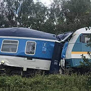 doua trenuri s-au ciocnit in cehia sunt cel putin doi morti si peste 40 de raniti