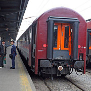 locomotiva unui tren personal pe ruta zarnesti-brasov a deraiat dupa ce a lovit o vaca calatorii preluati de autobuze