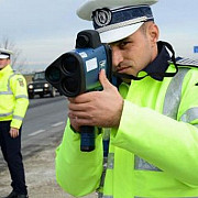 peste 130 de soferi care circulau cu viteza pe autostrazi amendati de politisti cea mai mare viteza inregistrata 225 de kilometri la ora
