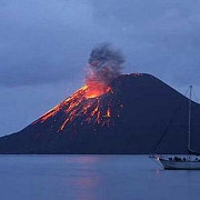 vulcanul indonezian gamalama s-a trezit din nou la viata