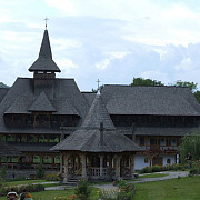 manastirea barsana din maramures cea mai mare biserica de lemn