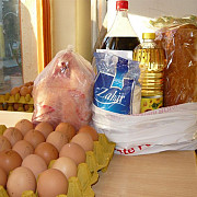 primaria distribuie pachete cu alimente pentru ploiestenii fara venituri