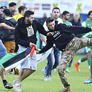 video incidente socante jucatorii lui maccabi haifa atacati de protestatarii pro-palestinieni