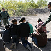 sute de copii abandonati la granita dintre mexic si sua