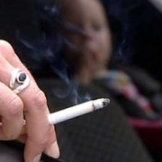 o lege buna si pentru noi britanicii propun interzicerea fumatului in masinile in care sunt si copii